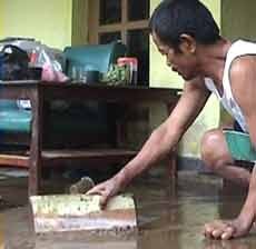 Banjir Surut, Warga Mulai Bersih-bersih Air Bercampur Lumpur