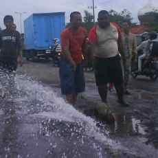 Air Setinggi 4 Meter Nyembur di Jalan Raya Porong