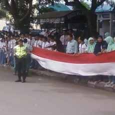 Meski Capek, Ratusan Siswa Tetap Berdiri di Pinggir Jalan Sambut SBY