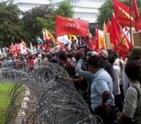 Buk...! Istana Dilempari Sandal Bakiak