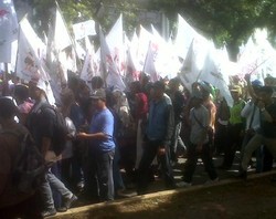 Demonstran Menyemut, Lalu Lintas di Depan Istana Tertutup