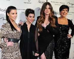 Khloe Marah Besar Disebut Bukan Adik Kim Kardashian