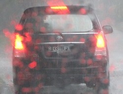 Kiat-kiat Berkendara Saat Hujan