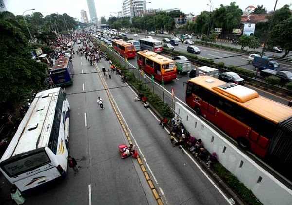Massa Blokade Jalan Depan DPR