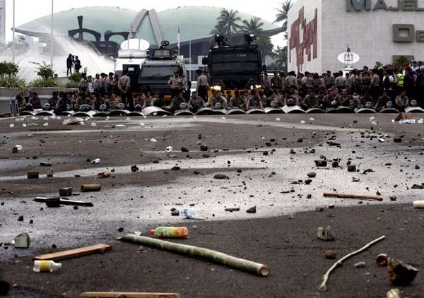 Demo Bubar, Batu-batu Berserakan di DPR