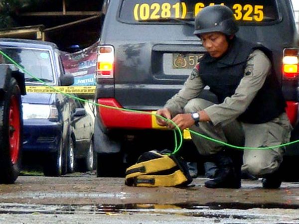 Jihandak Amankan Tas Ransel Diduga Bom Jihandak Amankan Tas Ransel Diduga Bom