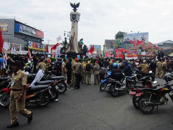 Parade Nusantara Blokir Jalan Solo-Semarang-Jogja