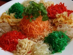 Menyambut Imlek Nian Gao dan Yee Sang Disajikan di Pearl