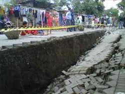 Amblesnya Tanah di Jalan Lasem Belum Diketahui Pasti Penyebabnya