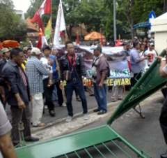 Unjuk Rasa di Pemkot Tuntut Hak Tanah Rakyat Dikembalikan Ricuh