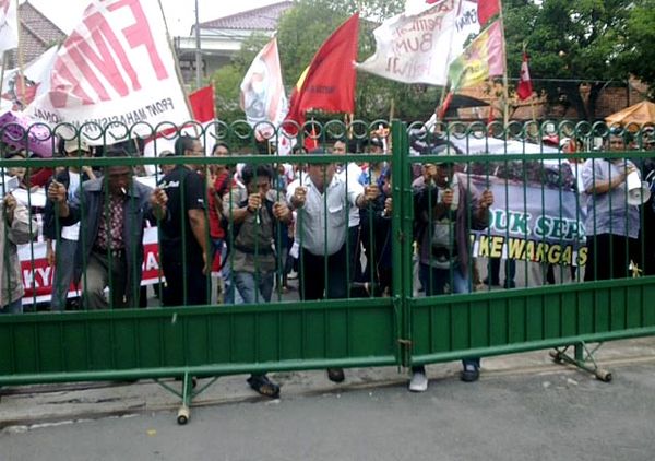 Pendemo Robohkan Pagar Balaikota Surabaya