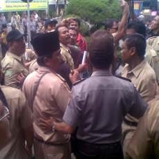 Demo Perangkat Desa di Pemkab Pasuruan Diwarnai Ketegangan