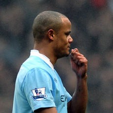 Kompany Curhat di Facebook Soal Kartu Merahnya
