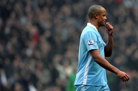 Kompany Curhat di Facebook Soal Kartu Merahnya