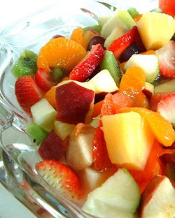 Makan Kiwi dan Strawberry Kulit Jadi Mulus