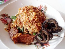 Pecel dan Sambal Tumpeng Solo