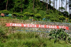 Akhir Pekan Hangat di Pemandian Air Panas Guci, Tegal