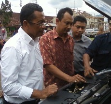 Kunjungi Madiun, Dahlan Iskan Coba Mobil Buatan INKA