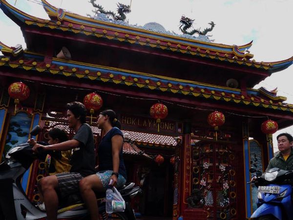 Klenteng Hok Lay Kiong Berhias Sambut Imlek