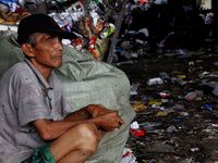Suka Duka Pahlawan Kebersihan Jakarta