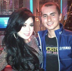 Wow..Jorge Lorenzo Puji Suara Syahrini