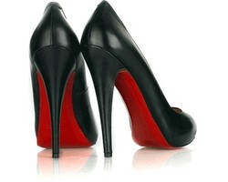 Christian Louboutin Desain Sepatu untuk Penari Striptis?