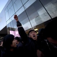 Ricuh, Peluncuran iPhone 4S Diwarnai Aksi Lempar Telur