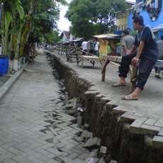 Tanah di Jalan Lasem Ambles, Pakar Bencana: Lahan di Bozem Kondisi Jelek