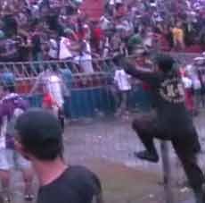 Pertandingan Persik Vs PSS Sleman Diwarnai Lempar Batu