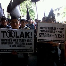 Kecewa Sikap Kemendagri Soal Perda Miras, HTI Bandung Demo