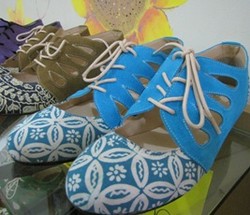 Trendi Bersepatu Batik dari Kulkith