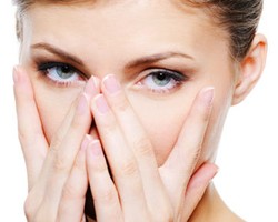  3 Cara Sembunyikan Mata yang Terlihat Lelah