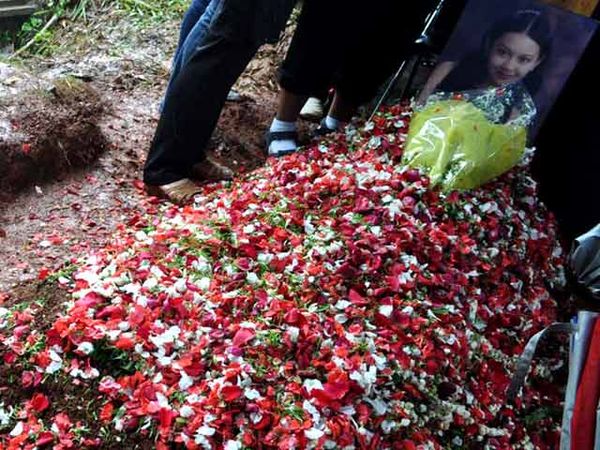 Rintik Hujan Iringi Pemakaman Valia Rahma