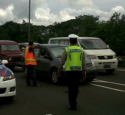 Tanggul Jebol, Ruas Tol Jakarta-Merak Banjir 1,5 Meter 