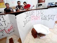 ICW Berkirim Toilet Jongkok untuk DPR