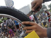 Lem Anti Ranjau Paku Ramai Diburu
