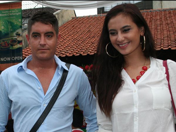 Keakraban Marissa dengan Pria Bule