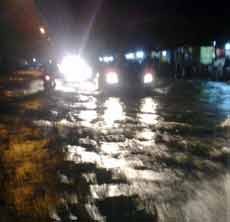 Dampak Banjir Bikin Lalin di Surabaya Padat