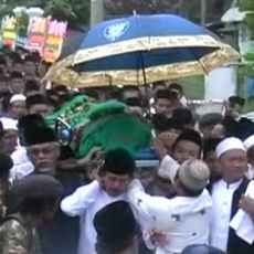 Puluhan Ribu Santri Iringi Pemakaman Pengasuh Ponpes Lirboyo