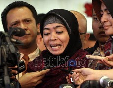 Usai Diperiksa KPK, Wa Ode Berlinang Air Mata