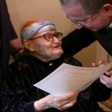 Usia 111 Tahun, Nenek Asal Irak Resmi Jadi Warga Negara AS