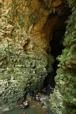 merasakan 1 dari 3 pusat wisata petualangan caving di dunia