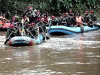 Foke Bersihkan Sampah Ciliwung