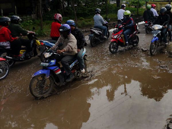 Jalan Rusak Mirip Kubangan Kerbau