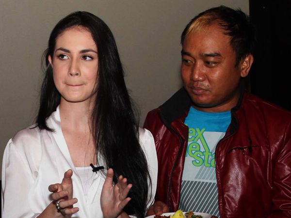 Azis Gagap-Arumi di  Kafan Sundel Bolong