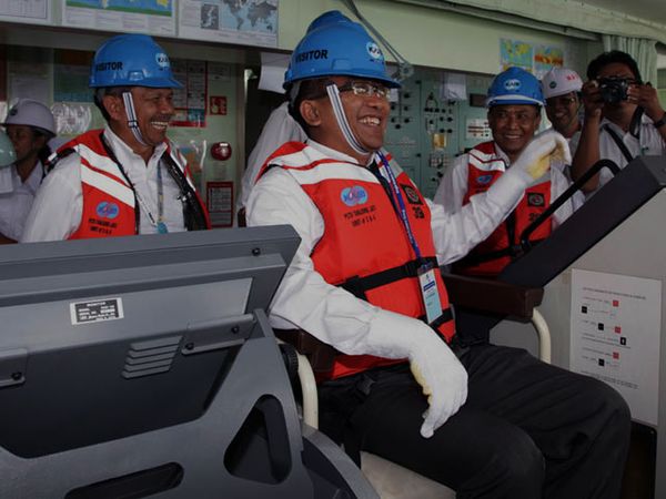 PLN Operasikan KM Kartini Baruna