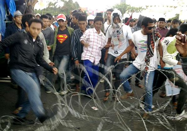 Demo Penolakan BPWS Suramadu Ricuh