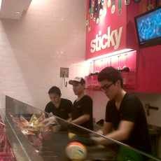 Sticky, Memikat Pembeli dengan Show Permen Hand Made