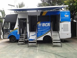 Lebih Dekat Nasabah dengan Mobil Kas Online BCA