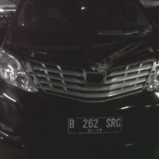 Alphard di Menara Batavia Juga Ringsek Tertimpa Besi Stager